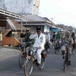 Pakaian Pejuang Tempo Dulu Warnai Fun Bike, Jalan dan Senam Sehat