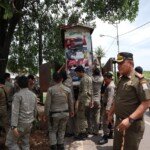 Lagi, Pol PP Tertibkan Lapak Penjual Miras Diatas Tanan Kuburan