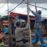 Pedagang Bongkar Sendiri Lapak Dagangannya