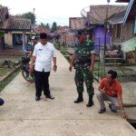 Babinsa Koramil 406-05/Muara Kelingi Bantu Warga Bangun Jalan Setapak