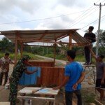 Babinsa Koramil 406-02/Rawas Ilir Bantu Masyarakat Bangun Poskamling