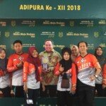 Ramai-ramai Swaphoto di Booth Dodi Reza pegang Piala Adipura
