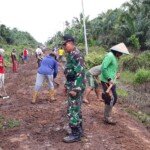 Prihatin Jalan Rusak, Koramil ini Ajak Warga Gotong Royong Memperbaikinya