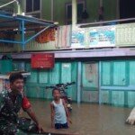 Babinsa Koramil 406-03/Muara Rupit Siaga Banjir Akibat Curah Hujan Tinggi