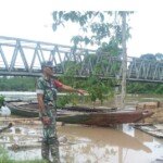 Babinsa Koramil 406-05/Muara Kelingi Pantau Wilayah Binaan Terkena Banjir
