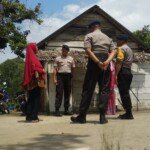 Brimob Bedah Rumah  Warga di Desa Sejaro Sakti