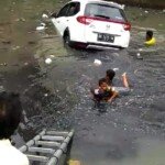 Hindari Motor, Mobilio Terjun Bebas ke Anak Sungai
