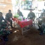 Prajurit ini Sarapan Sebelum Laksanakan Tugas