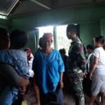 Bareng Puskesmas Satgas TMMD Sambangi Rumah Ibu Salbiyah