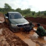 Lagi, Mobil Satgas TMMD Masuk Lobang Berlumpur