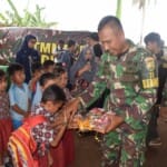 Cium Tangan Prajurit Sebelum Berangkat Sekolah