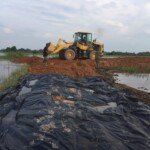 Pemasangan Terpal Agar Tak Amblas