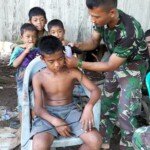 Satgas TMMD Buka Pangkas Rambut Anak anak di Lokasi
