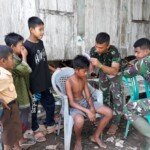 Anak anak Antri Pangkas Rambut