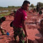 Alirkan Genangan Air di Sasaran Fisik TMMD