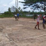 Anak anak Warga Turut Bantu Bersihkan Lokasi Upacara Penutupan