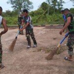 Satgas Bersihkan Lokasi Upacara Penutupan TMMD