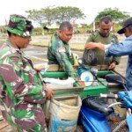 Disela Waktu, Satgas TMMD Beli Duku Pedagang Keliling