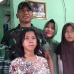 Haru, Ibu Salbiyah dan Anak-anaknya Masuk Rumah