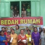 Ikut Bahagia, Warga Ramai-ramai Berphoto di Rumah Ibu Salbiyah