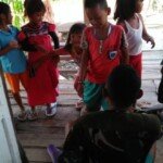 Satgas Ajarkan Anak anak Kampung Saat Waktu Luang