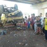 Hindari Lobang, Truk Muatan Kelapa Terbalik