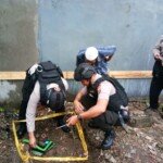 Tim Jibom Brimob Polda Sumsel Evakuasi Granat Nanas Aktif Dari Jalan Gubah