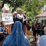 Emak-emak Sambangi KPU