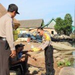 Polsek Gandus Bagikan Takjil Sembari Selipkan Pesan Kamtibmas