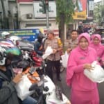 Kapolresta dan PJU Polresta Palembang Bagikan Ribuan Takjil di Empat Titik