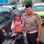 Ditlantas Polda Sumsel Bagi Takjil Gratis Kepada Pengendara