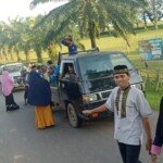 Cegat Pengendara Sedang Melintas  IRMAJAH Bagikan Takjil