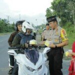 Bagikan Takjil Gratis, Kapolres Ajak Masyarakat Tertib Berlalu Lintas