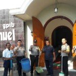 Polsek IB II Bersihkan Empat Tempat Ibadah Sekaligus