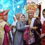 Feby Deru Sabet Lima Terbaik Busana Adat Nasional