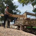 Bantu Proses Evakuasi, Satbrimob Ogan Ilir Kerahkan Personel