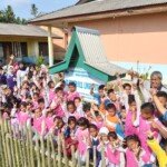 Semarak HUT RI, SD N 011 Senempek Gelar Lomba Lari Karung Pakai Helm