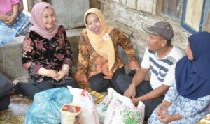 Istri Bupati Hj Marliah Soekirman Serahkan Tali Kasih Sambut HUT RI Ke 74