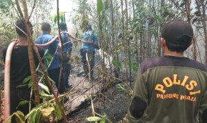 Kebakaran Lahan Dibelakang SMPN 1 Singkep Barat, Upaya Pemadaman Terus Dilakukan