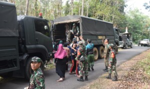 Prajurit TNI Kodim 0403/OKU Ungsikan Ratusan Warga Tegal Arum