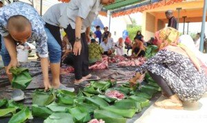 Tanpa Kantong Plastik, Daging Kurban di Muba Dibungkus Daun Pisang