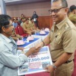 Bupati Mamuju Serahkan BSPS