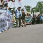 Sambangi Kantor Gubernur, Masyarakat Minta Lahannya Dikembalikan