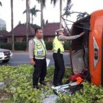 Trailler Jalan Mundur dan Terbalik, Satu Keluarga Dilarikan ke RS Bunda