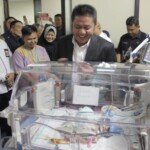 Jenguk Bayi Kembar Dempet, Gubernur Doakan Aisyah Jadi Anak Soleha