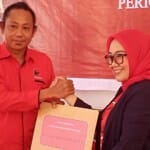 Kenakan Hijab Merah, Sutinah Resmi Kembalikan Formulir Pendaftaran Balon Bupati Mamuju ke PDIP