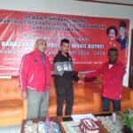 Cyrillus Adopak Ambil Formulir Cabup di PDIP
