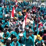 Pelantikan Anggota DPRD Sulbar Diwarnai Demonstrasi Ribuan Mahasiswa Dari Berbagai Kampus