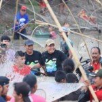 Jaga Ekosistem Sungai, Dodi-Beni Nyebur dan Bekarang Bareng Warga