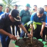 Bupati dan Rektor Universitas Labuhanbatu Tanam Pohon Manggis Bersama